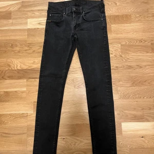 Tiger of sweden jeans - Tjena. Säljer dessa Tiger of Sweden jeans i färg svart. Skick 9.5/10 finns ingen skada på byxorna, helt nya.  Original pris 1800 mitt pris 450. Om ni har frågor är de bara att skriva! Pris kan diskuteras.