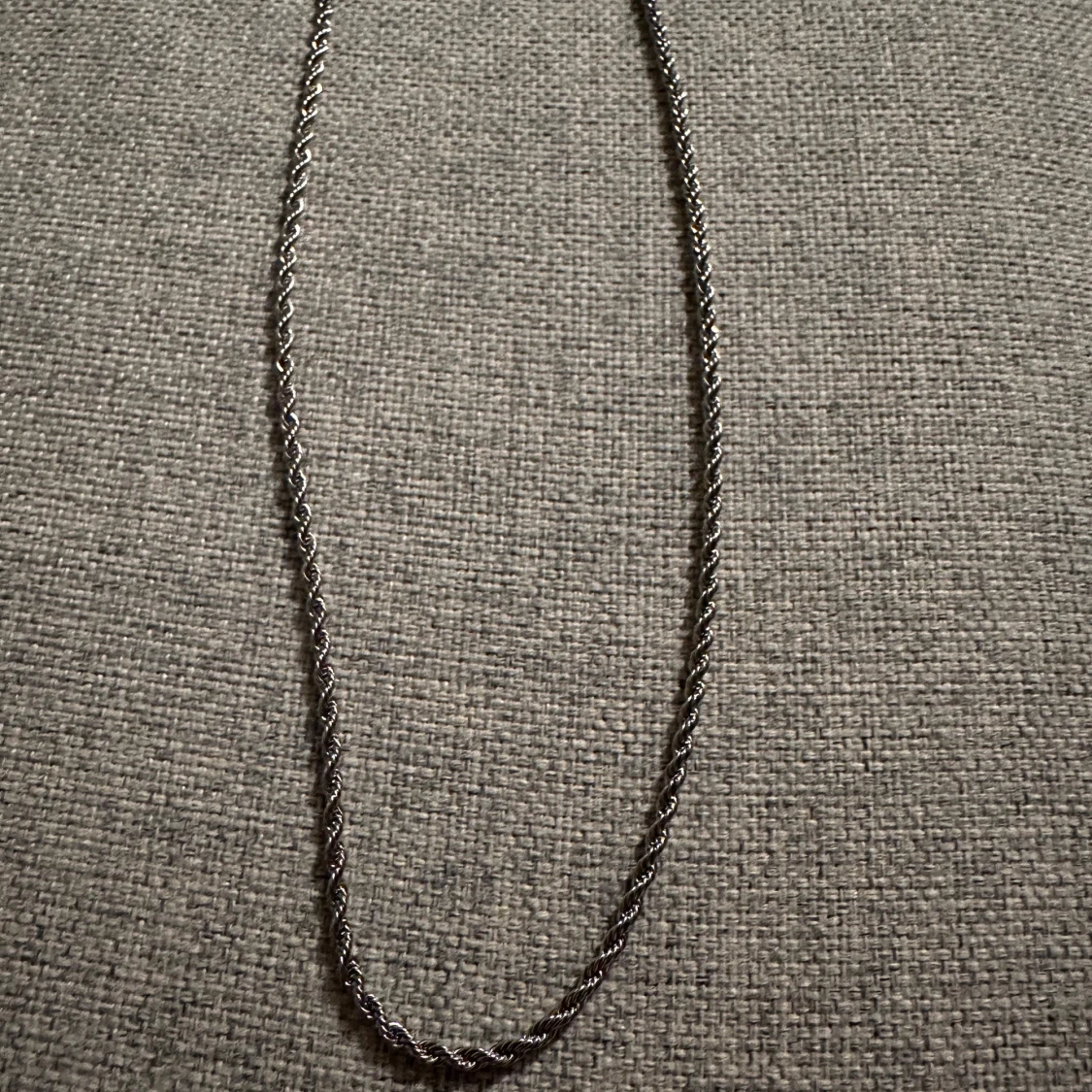 Ett silver halsband med skruv  - 90