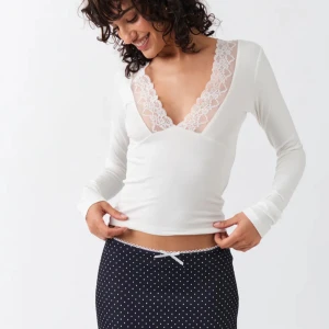 Spets topp - Säljer denna helt nya helt oanvända spets toppen från Gina i storlek M för att jag inte hittar användning till den.