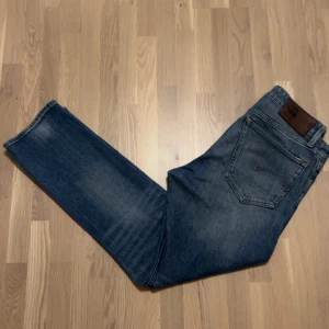 Blå jeans med straight fit - Säljer ett par snygga Gstar jeans med en straight fit. Kvalite 9/10. Nypris 1.200kr. Pris 399kr.
