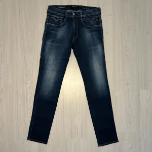 Replay Anbass Jeans  - Tja säljer nu ett par mörkblåa jeans från Replay i modellen Anbass för endast 499kr! Strl W31. Pris är ej hugget i sten, hör av er i dm vid funderingar 🙌
