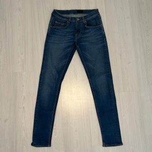 Tiger Of Sweden Jeans - Tja säljer nu ett par jeans från Tiger Of Sweden i strl W28 för endast 459kr! Pris är ej hugget i sten, hör er i dm vid funderingar 🙌