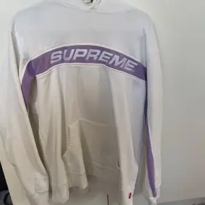 Supreme Hoodie, liten defekt som syns på bild 2, annars bra skick, medium storlek 