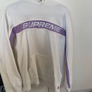 Supreme Hoodie - Supreme Hoodie, liten defekt som syns på bild 2, annars bra skick, medium storlek 