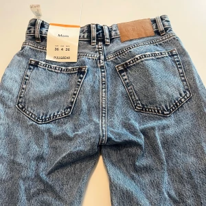 Jeans PULL&BEAR MOM jeans  - Superfina jeans från PULL&BEAR. Aldrig använda pga köp av fel storlek. 