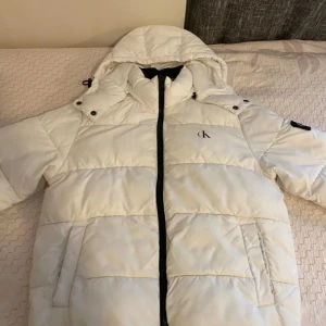 Calvin Klein Dunjacka - Vit superfin jacka utan några skador! Säljer då den inte längre passar mig.
