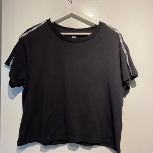 Svart tröja - Priset är alltid diskuterbart🌸 svart t-shirt från Levis i storlek M med vita detaljer på axlarna. Använd fåtal gånger men är i gott skick