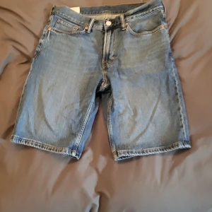 Jean shorts HM - Jean shorts, bra skick. Vad mer kan man säga.