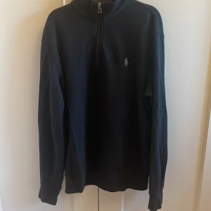 Ralph Lauren Half Zip - Skickar är väldigt bra 9/10. Inga märken inga trådar, inget smuts. Ser ut som ny. Häng i garderoben länge ut använd. Säljer för den är för liten. Storleken är XS. Nypris 1950kr