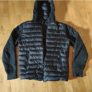 Massimo dutti cardigan  - Svart cardigan från massimo dutti. Storlek M. Perfekt till hösten! tveka inte på att fråga, priset är ej hugget i sten