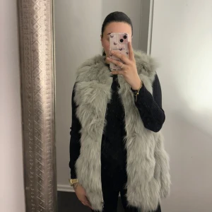 Pälsväst  - Säljer min holliesväst! Den är använd Max 3 gånger och är köpt för några år sedan för 2500 kr. I ett super fint skick! 