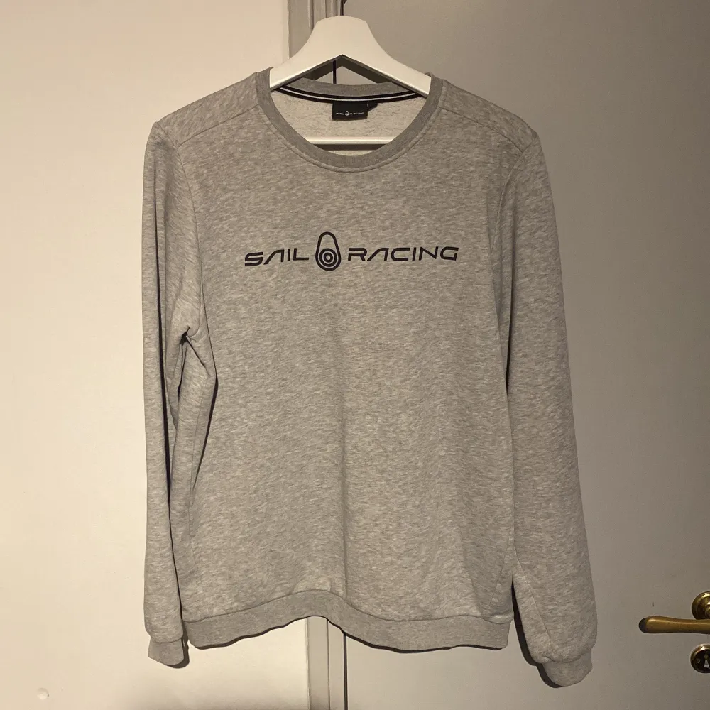 En sail racing sweatshirt i st 176/S. Sitter nog bäst på någon som är mellan 173-183. Den är i cond 9/10 men har en liten fläck på magen som syns i fjärde bilden. Annat än den fläcken är den i perfekt cond. Hör av er vid några frågor!. Tröjor & Koftor.