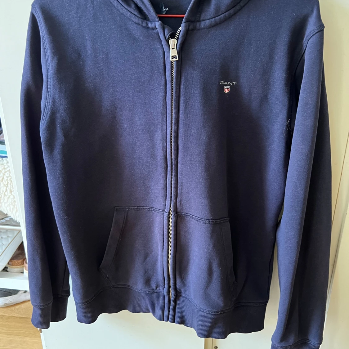 Mörkblå hoodie från GANT - 90