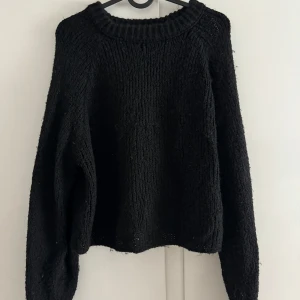 Svart stickad tröja  - Stickad tröja från Na-kd, bra skick ✨