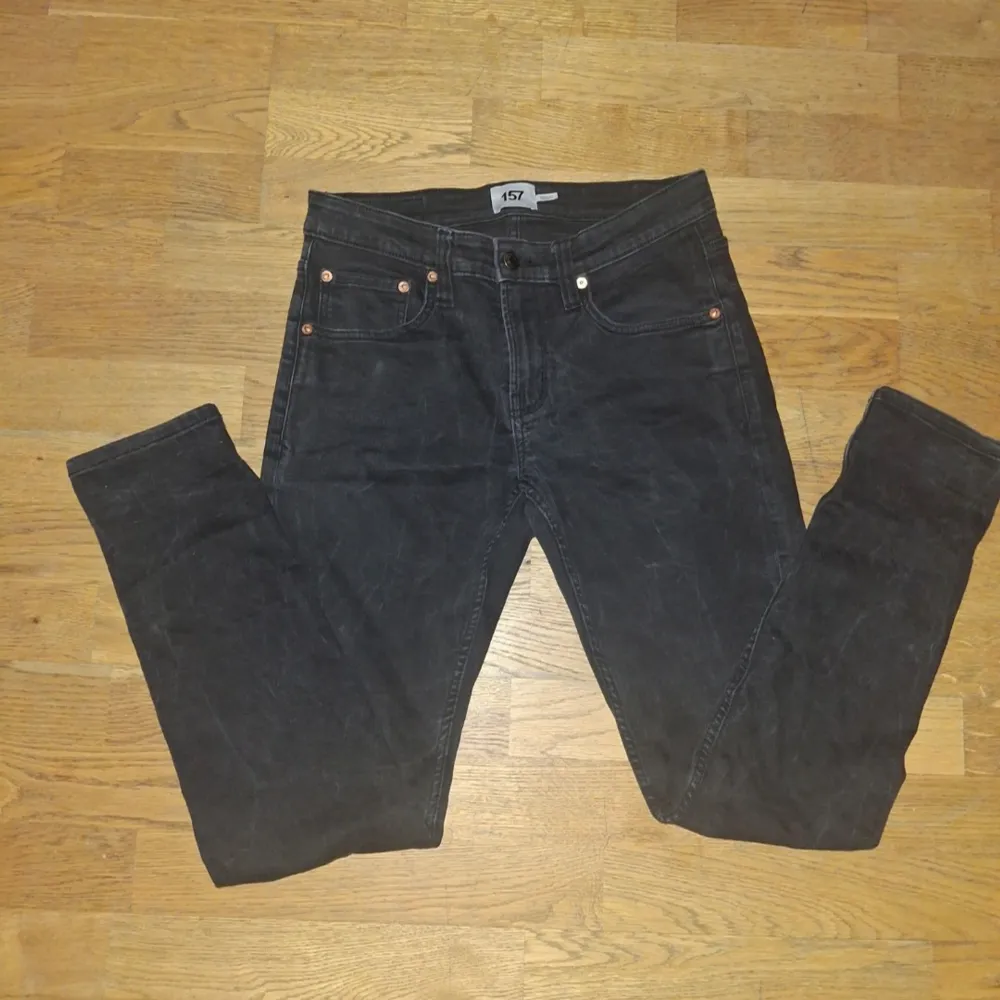 Säljer ett par svarta jeans från lager 157. De har en klassisk femficksdesign med knapp och dragkedja framtill. Jeansen är i en mörk svart färg och har en stilren look. Perfekta för både vardag och fest!. Jeans & Byxor.