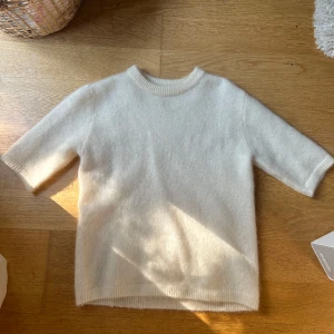 Mohair tröja  - Vit stickad tshirt i mohair 🥰 använd max 3 gånger! Köpt för 600kr 💞