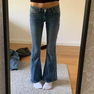 Vero moda lågmidjade jeans - Helt nya, säljer för att dem är lite för korta enligt mig (jag är 167) Storlek xs men jag skulle säga 34-36 Skicka gärna prisförslag🩷