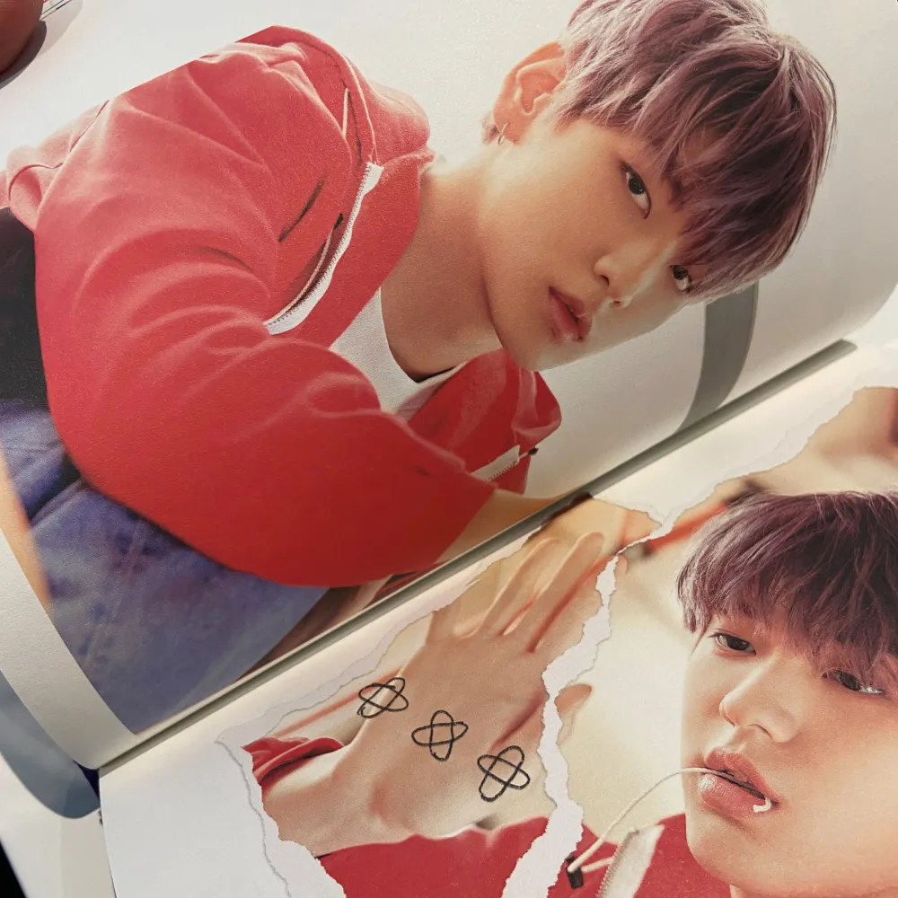 Txt kpop album The dream chapter: eternity. 2 photocards. Kan sälja endast photocard för 70 kr! Låset på boken är tyvärr trasig, men den har en väl fungerande Cd och bilder! . Övrigt.