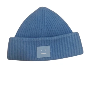 Acne Studios Mössa  - Säljer min fina klarblåa Acne Mössa till ett extremt bra pris! Perfekt nu till hösten och vintern! Mössan har blivit krympt av tidigare ägare men fungerar fortfarande att använda! Nypris ca 1300kr