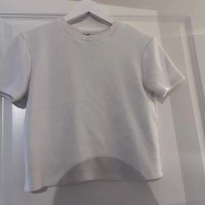 Vit stickad T-shirt från zara i storlek s