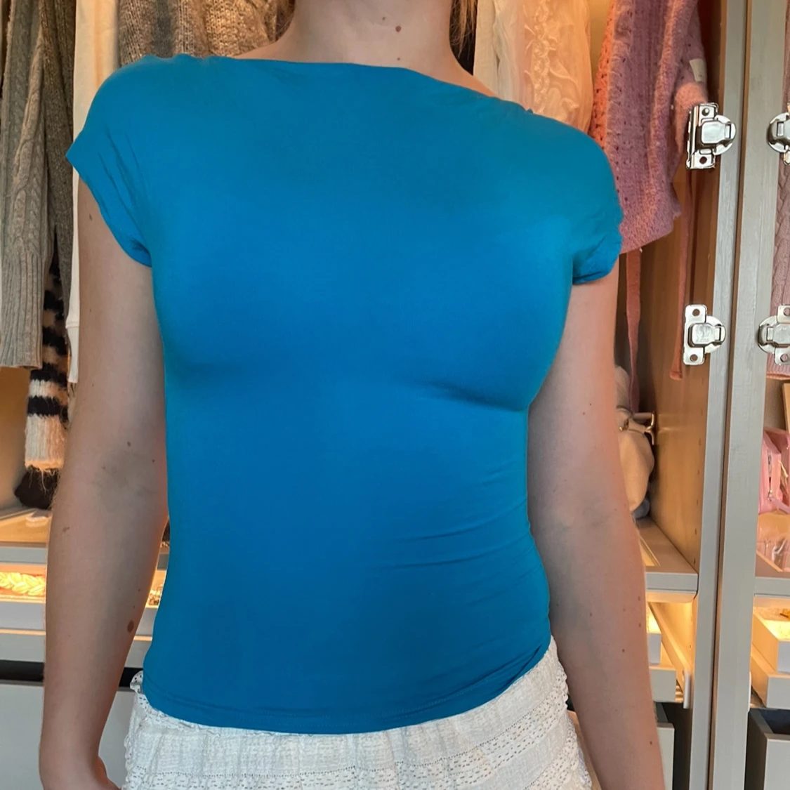 Skitsöt blå öppen rygg tröja.