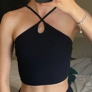 Halternecktop med cut out - Halternecktop med cut out från Stradivarius. Endast använd få gånger, som ny🖤