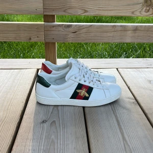 Gucci ace skor 41 - Skick 8/10 Säljer sjukt snygga Gucci skor i storlek 41