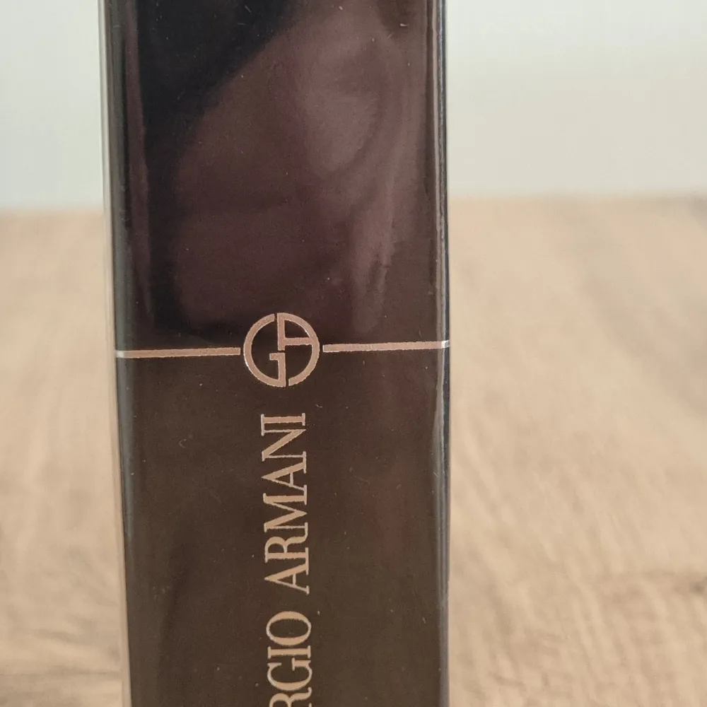 Säljer en lyxig Giorgio Armani Luminous Silk Hydrating Primer. Den kommer i en elegant svart förpackning med den ikoniska GA-loggan. Perfekt för att ge huden en silkeslen och återfuktad finish. Förpackningen är 30 ml, vilket är en smidig storlek att ha med sig. Den är oöppnad men som ni ser på bilden, plastförpakning har släppt lite.Köparen står för frakten.. Skönhet.