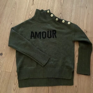 Stickad tröja från Zadig & volentere - En fin stickad tröja i tjockt och lyxigt material med fina detaljer från Zadig& volontär ❤️