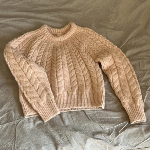 Stickad tröja från H&M - Säljer denna ljus rosa stickade tröja från H&M. Ganska tjock men väldigt mysig och perfekt nu till vinter, den är i bra skick och använd ca 2 gånger! 💞