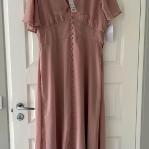 Klänning från Bubbleroom - Ny klänning från Bubblerrom i strl 46. Endast testad men sömnen vid dragkedjan har gått upp lite, men kan säkert sys in. Nypris:999kr. 
