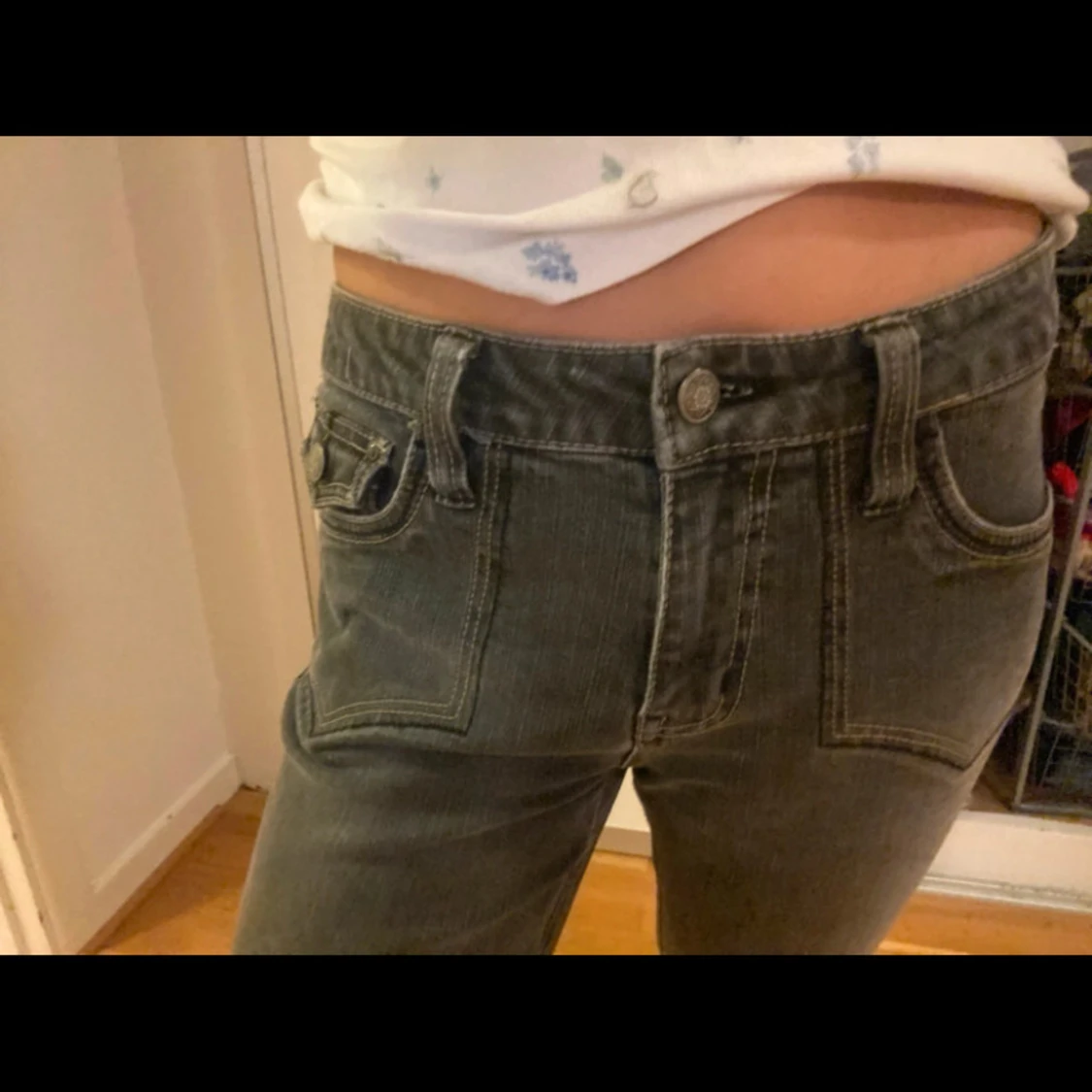 Bootcut jeans med tryck på fickorna  - 93