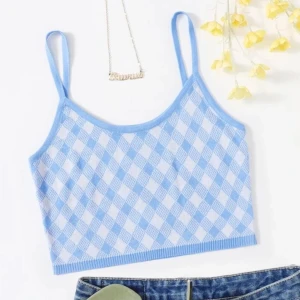 Shein topp - Blå/ vit rutig topp från Shein. Med smala axelband & har en croppad passform. Perfekt för sommaren eller tillsammans med en jacka på hösten. Toppen är i ett mjukt material. Oanvänd utan prislapp. Storlek S (36). Köpt för 70kr, säljs för 30kr 🦋