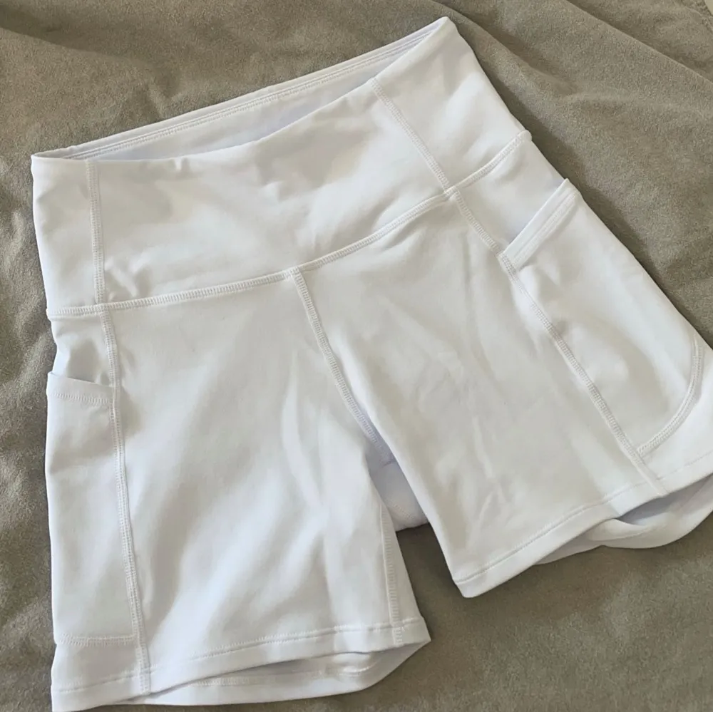 Cykelshorts med fickor som jag skulle haft under min student klänning men det blev inte så så dem har aldrig kommit till användning🤍. Shorts.