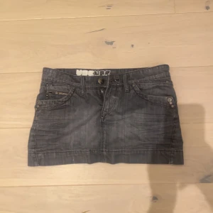 Jeans kjol - SKIT SNYGG Jeans kjol som jag säljer pg att den inte passar längre. Inga defekter och passar storlek 36-38