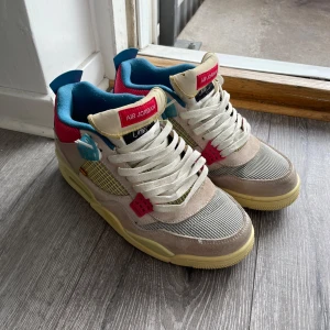 Jordan 4 union guava ice - Jättebra skick dock lite creaseade som man ser på bilden! Stl 44,5 Skriv för mer info/bilder