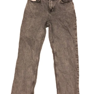 Grunt jeans 152cm - Väldigt bra skick ser nya ut, längd 152cm passar alla som är 150-165 lång. De passar till det mästa