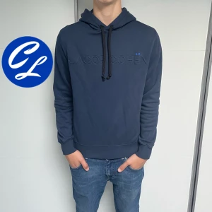 Jacob Cohën Hoodie (HELT NY) - Jacob Cohën Hoodie | Skick: 10/10 (HELT NY) | Strl M | Pris - 1299 | Tags sitter kvar | Fraktar via Postnord eller Instabox på köparens bekostnad | Hör av dig vid minsta fråga eller fundering!