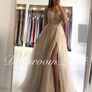 Dressrom - Storlek 38 mycket fint material och ändats använd en gång. Klänningen är köpt från dressrom. Vill bara tillläga att jag har sytt igen linnet som är runt axeln då den åkte ner. Men det finns inga skador på klänningen. Ställ gärna frågor🌸 köpt för 4500