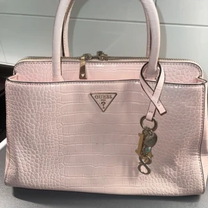 väska🩷🩷 - Säljer min fina guess väska, då den inte kommer till andvändning 🩷