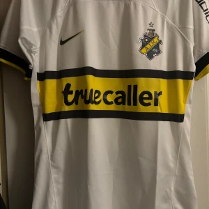 AIK tröja (24/25)  - Helt ny aik tröja.  Storlek - S  Mer frågor eller bilder så är det ba att höra av sig 