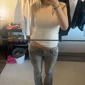 Zara T-shirt  - Säljer min vita zara T-shirt med volang vid ärmen pga ingen användning! Aldrig använd och har inga defekter!❤️