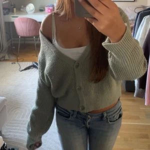Stickad kofta - Grön stickad kofta, perfekt för hösten💗aldrig använd, prislapp kvar 