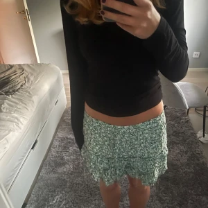 sommar kjol - så söt! shorts inuti, fint skick💝