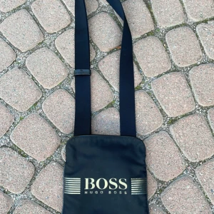 Hugo boss väska - Säljer den för att jag inte använder den längre 