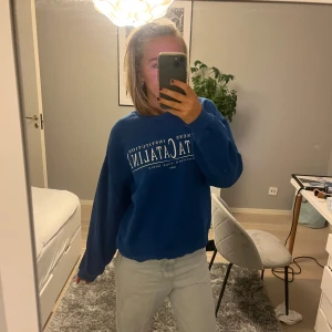 blå tröja - fin blå tröja med tryck, bra skick