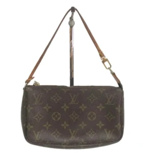 Louis Vuitton Pochette - En av Louis Vuittons mest populära väskor! Perfekt för att hålla dina dagliga saker på ett elegant sätt. Det finns plats för både telefonen, korthållaren, nycklar och lite smink. Tillverkad av slitstark canvas med läderdetaljer. 