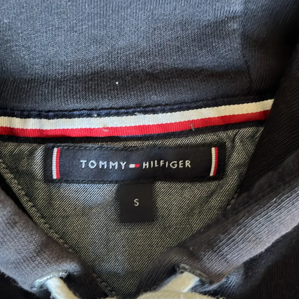 Hej! Säljer min hilfiger hoodie stl s och skick 8/10!. Hoodies.