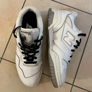 New Balance 550 - Riktigt feta New Balance 550. Nypris runt 1000 kr. Har både vita och svarta skosnören, köparen får välja vilken färg jag ska skicka me. Köp sker via ”köp nu funktionen” :)