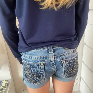 miss me jeansshorts  - Säljer mina fina miss me shorts som jag har sytt om själv❤️ De är i bra skick förutom att de har två hål på baksidan som knappt syns (se bild 5) ❤️ Om många är intresserade så kommer man att få buda ❤️ Om ni har några frågor är det bara att kontakta mig